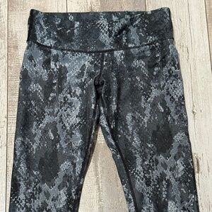 ALO Yoga Women's High Waist Airbrush Capri Leggings black and gray snake print M